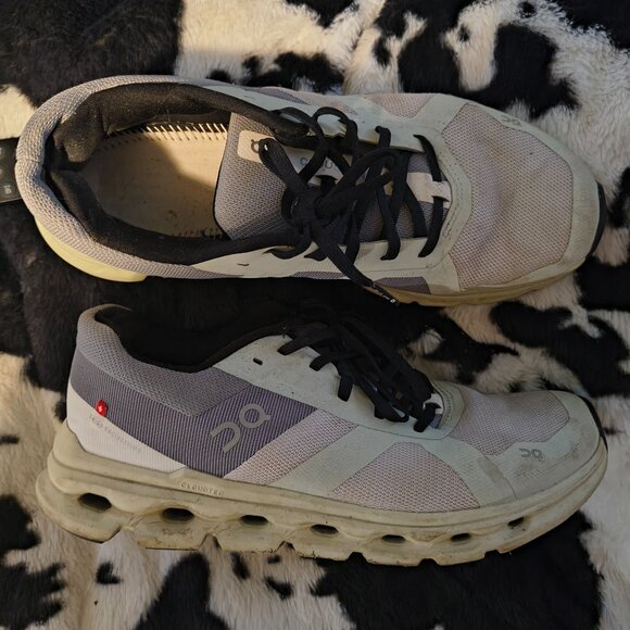 On clouds size 10 - Picture 1 of 1